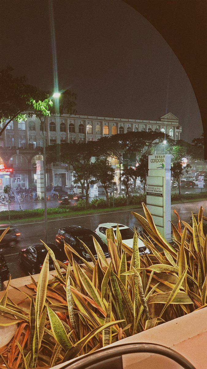 mengeluh_______'s tweet photo. Sore ini jalan sore dan meneduh di salah satu tempat kopi. Mejanya keren ada belnya alias saya agak norak https://t.co/vUjxutbPXP
