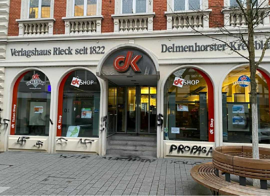 Und wie läuft bei euch der Arbeitstag so an? Und nein, wir machen keine Propaganda/ Holocaust. 
#Corona #Spaziergang #protest