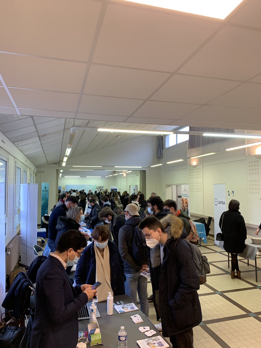 Pharma_ACEPA's tweet photo. Les étudiants peuvent maintenant rencontrer des professionnels du monde pharmaceutique et certains partenaires qui nous ont aidé pour cette journée 🤝 https://t.co/INFx8tgaiK