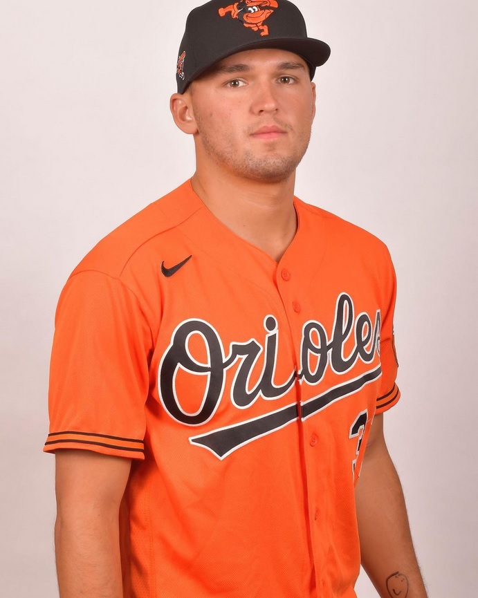 HertsBaseball's tweet photo. Baltimore Orioles pitcher @Kyle57martin is in London.

He will have 2 bullpen sessions during his visit - a rare opportunity for Herts players to see an MLB pitcher preparing for the 2022 season.

@Baseballbrown_8 will be his catcher.

Read more: https://t.co/naxiuzpk80 https://t.co/aL6GX9bmdn