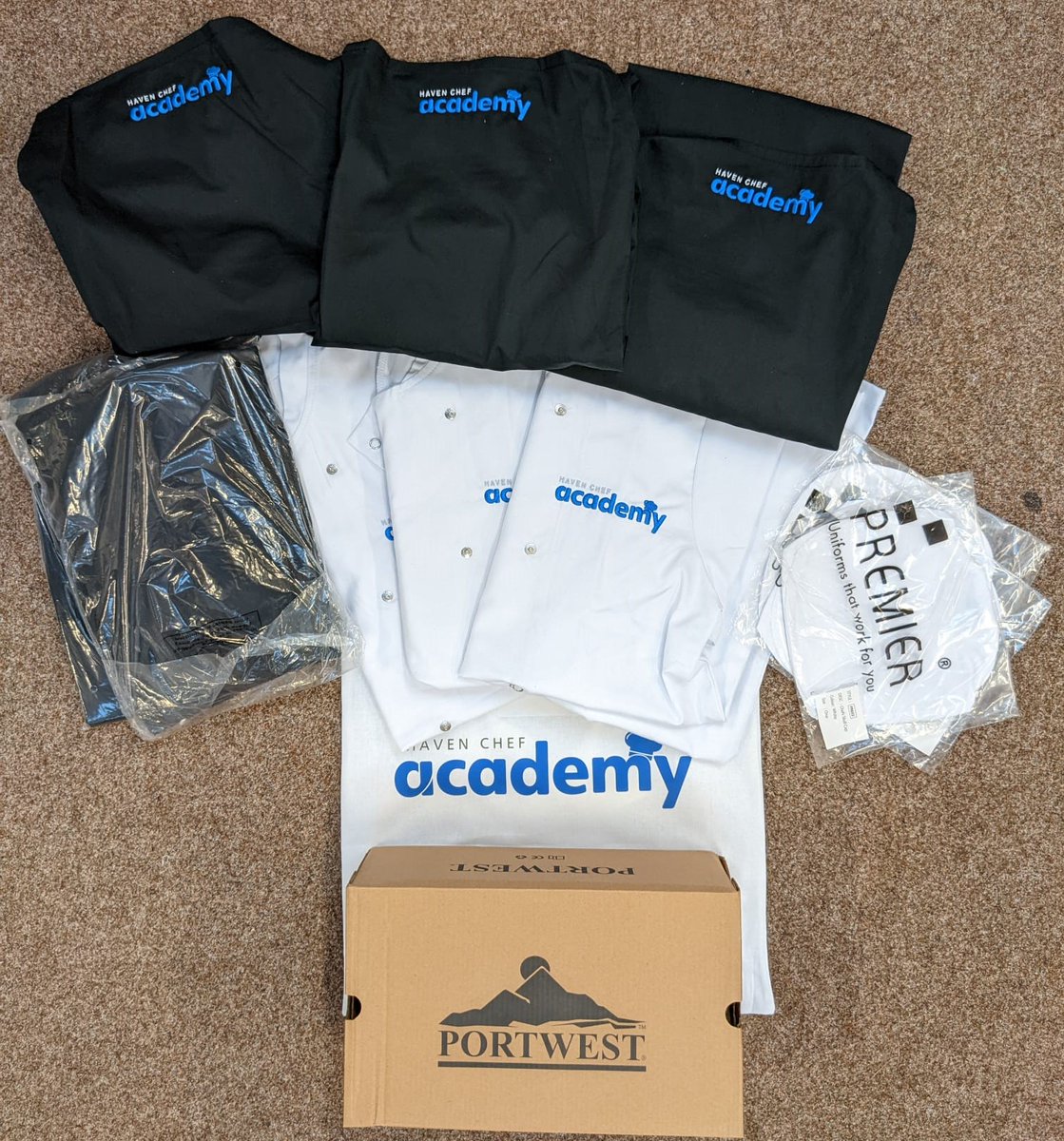 FPUniformz's tweet photo. For 2022 @haven put together an incredible opportunity for budding Chefs to "Carve" out a culinary career. through the #HavenChefAcademy
We wish all the new Students the best of luck on their new journey to becoming masters of the Culinary Arts!!! 
#haven #ChefsKiss #uniform https://t.co/1OIW35wacm