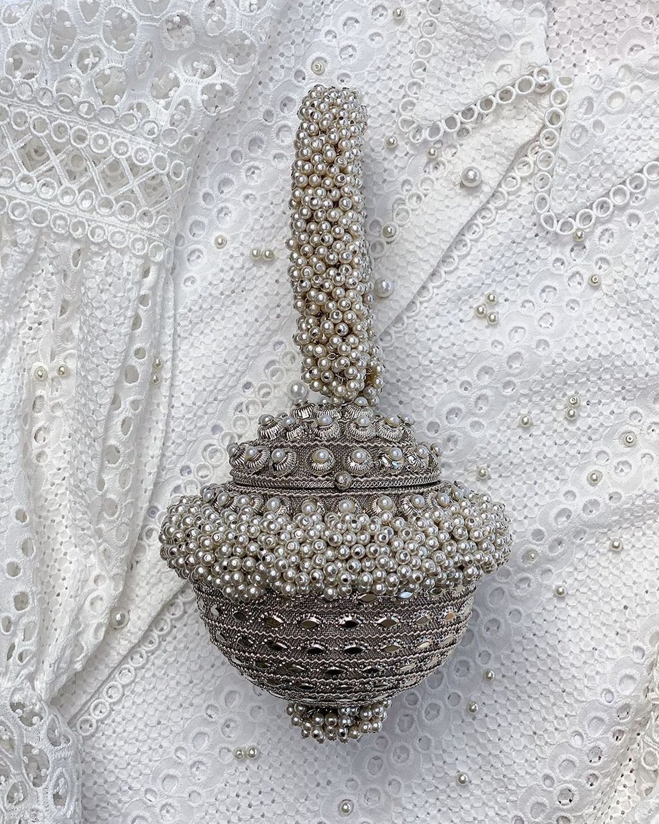 MaeCassidy_'s tweet photo. Oh-So-Pretty Pearls π€π€πβ¨ Our gorgeous Simi Pearl bracelet clutch is handmade by skilled artisans from silver-tone metalwork with over 1200 pearl detailing. #MaeCassidy #SimiPearl
https://t.co/Ixm3q6gydQ https://t.co/P3WlBgrjNn