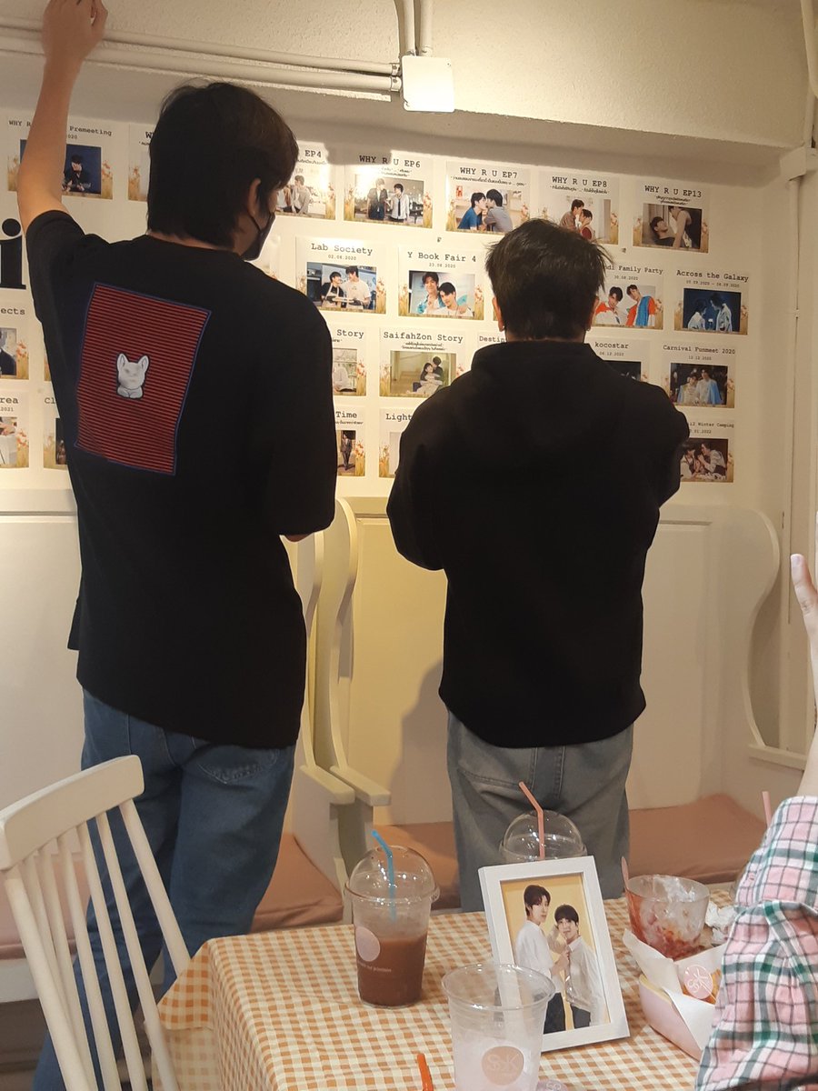 alwaysjimmoii's tweet photo. Awww memories. 🥺 
(Bakit parang naka focus sila sa kissng scenes? 😂) 
 ✨Saifahzon ✨era will always be the superior for me.  😌
Also the frame on the table hahaha so cute. 💚💛

#Mii2 #tommysittichok
 #ลูกสมุนของจอมอ https://t.co/pGTkxQMTO1