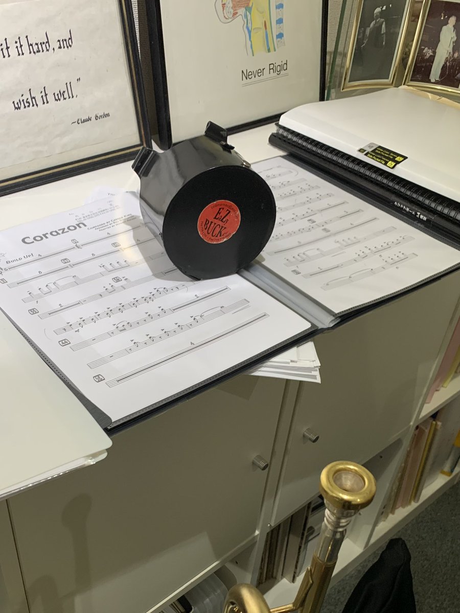 msbrasscamp's tweet image. 今まで片手の指ほどバケットを試したが、やっぱりこれが自分にとって1番しっくり👍🏻
ツアーの飛行機移動で一度真っ二つに割れてしまったが、修復して使っている。

#バケットミュート #EasyBucket #真っ二つに割れたが #修復 #めきき #杉山正の金管サロン