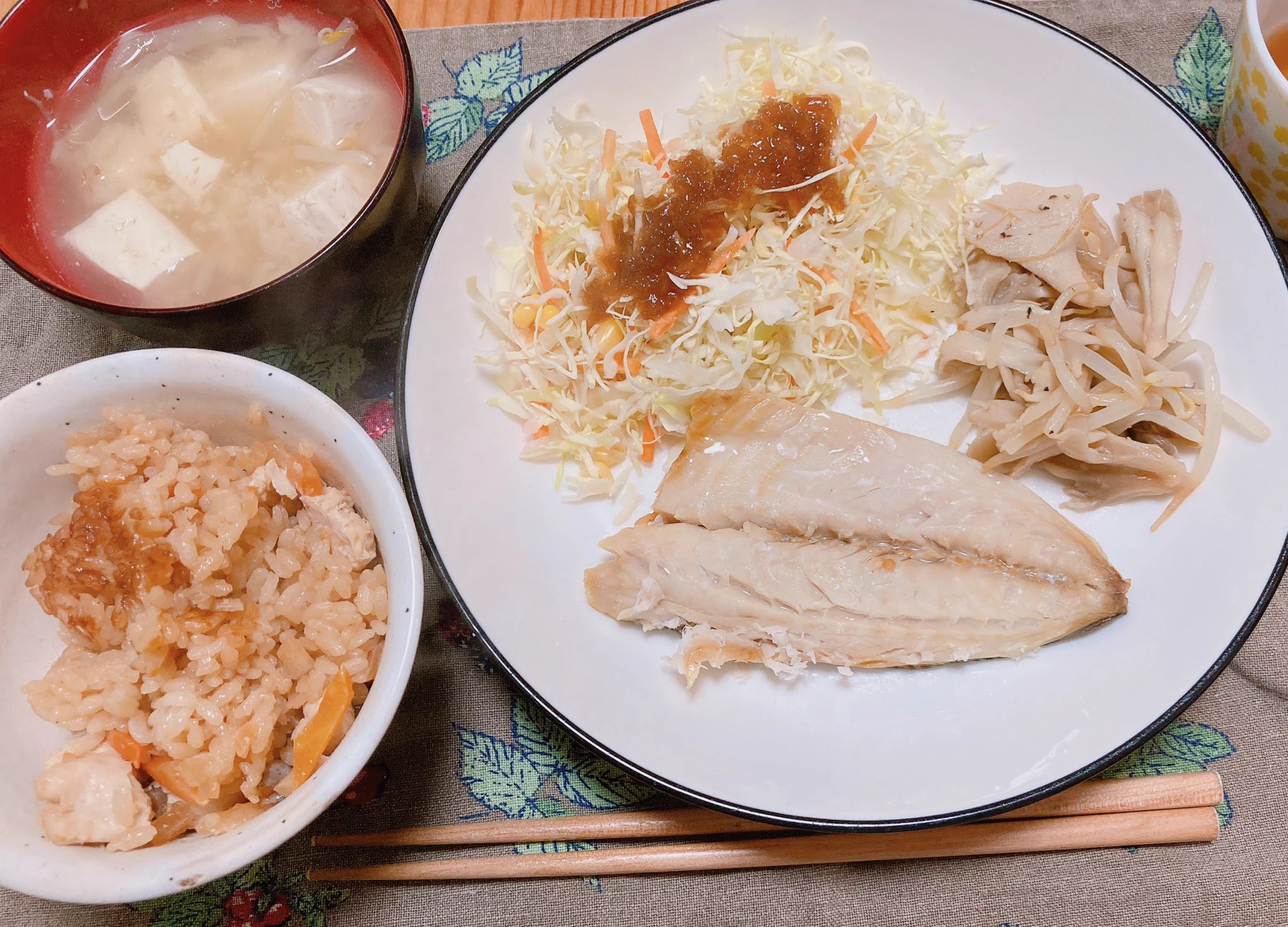 もやしも残ってたので、舞茸ともやしで作ってみました（•ᴗ•）
包丁も使わず、すごい速さでできたので、仕事帰ってきてからでもラクラクでした！
今日は素を使わずに炊き込みご飯も作ってみたよ〜🍚🥢  