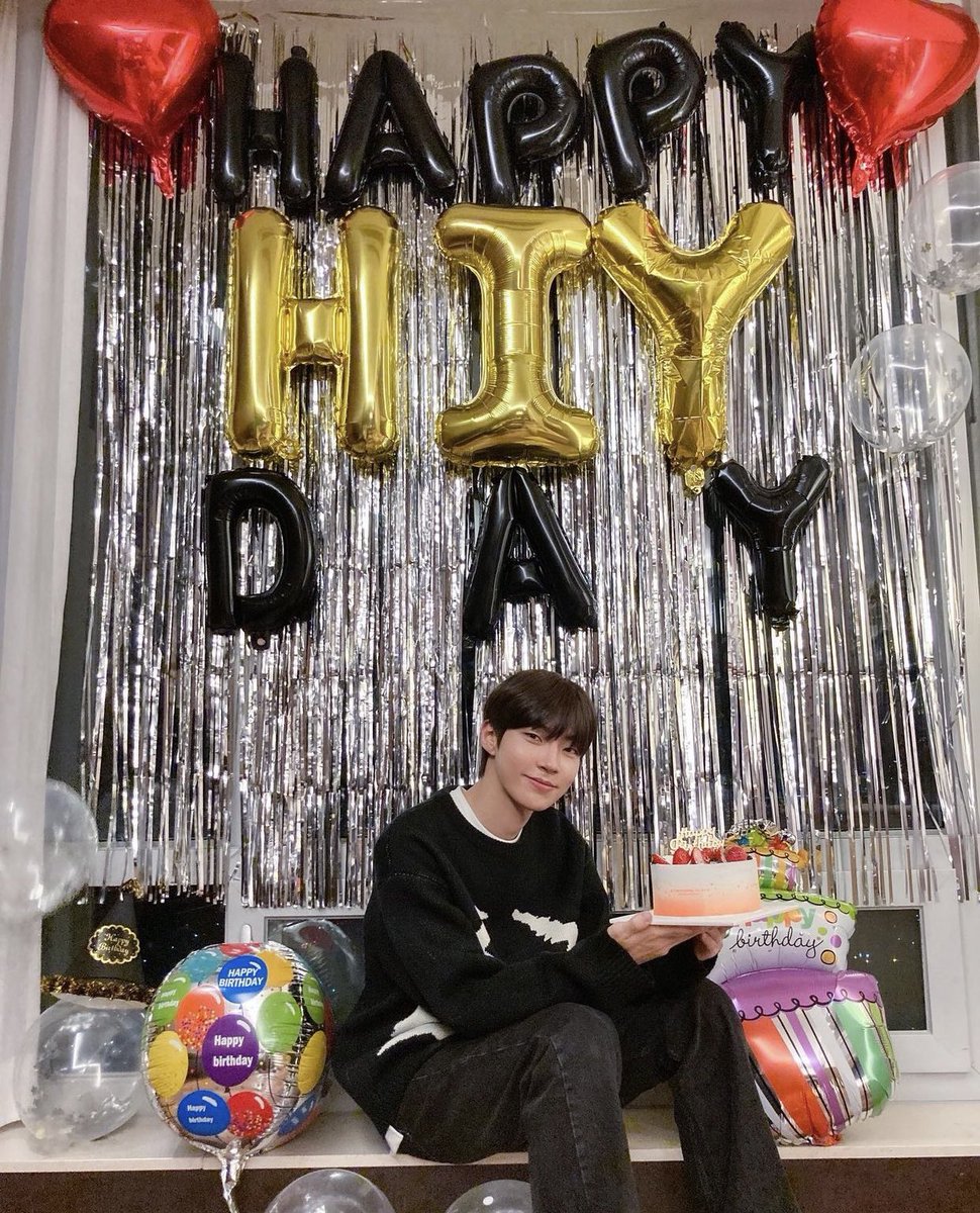 hiyonly's tweet photo. happy birthday lovey! 🥰🤍 https://t.co/BNqFR3bwS4