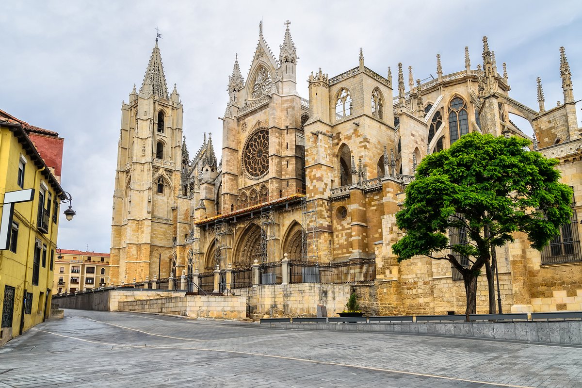 Qué ver en León: 15 lugares que no debes perderte 
sitiosdeespana.es/articulo/que-v…
Siguiendo estas recomendaciones, ¡volverás enamorado de la ciudad!