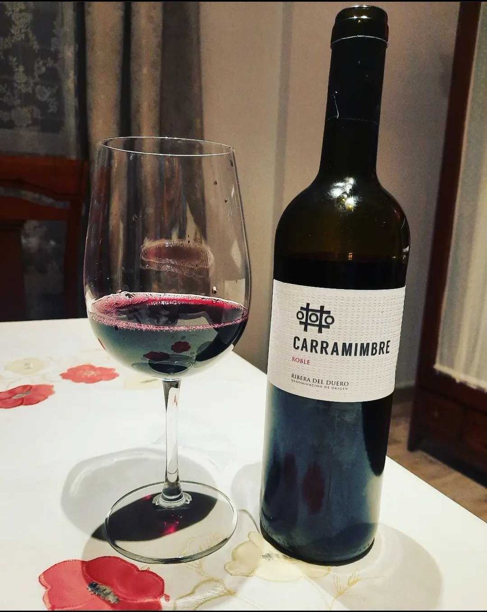 Carramimbre Roble es un vino tinto elaborado con uva 90% tinta del país, 10% cabernet sauvignon y que forma parte de la D.O Ribera del Duero.
Se trata de un vino tinto ideal para disfrutar con tapas 🍷🧇.

#CarramimbreRoble #vinotinto #roble #tapas