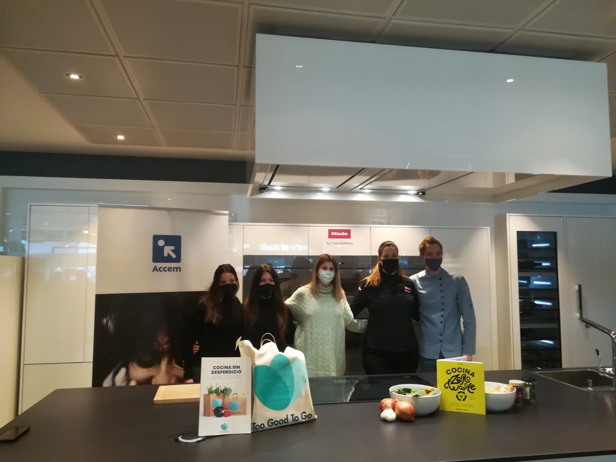 En #Madrid hoy continuamos con las jornadas de economía circular en la cocina. Desde @MieleEspana un grupo de personas refugiadas aprende técnicas gracias a <a href="/cocinazerowaste/">cocinazerowaste</a> y @TooGoodToGo_ES accem.es/intercambio-cu…