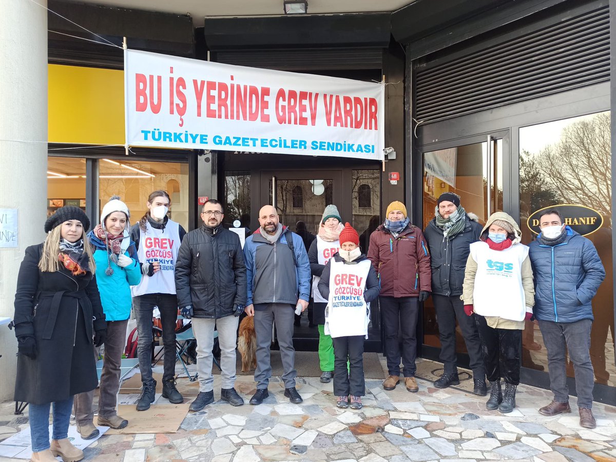 ilhantasci's tweet photo. Mücadele soğuk kar dinlemiyor, basın emekçileri direniyor. Gazeteci dostları #dayanışma güç verir düşüncesiyle ziyaret ettik. #BBCdeGrevVar #BBCTurkeyStrike #SolidarityBBCTurkey https://t.co/aBReLGa2YL