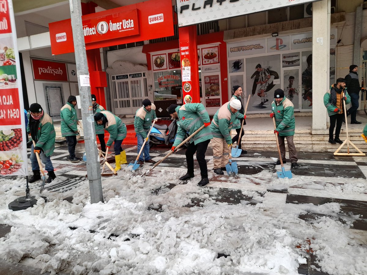 MehmetD27843137's tweet photo. Haliliye belediyesi çevre koruma müdürlüğü  olarak emniyet caddesi ve yunusemre caddesindeki kaldırımları kar küreme  faliyetimiz devam ediyor  @mcanpolatnet @eminaslan1980 @MehmetDolap_md @izciAK @ibrahim63hkaya https://t.co/KhsqRCFmXR
