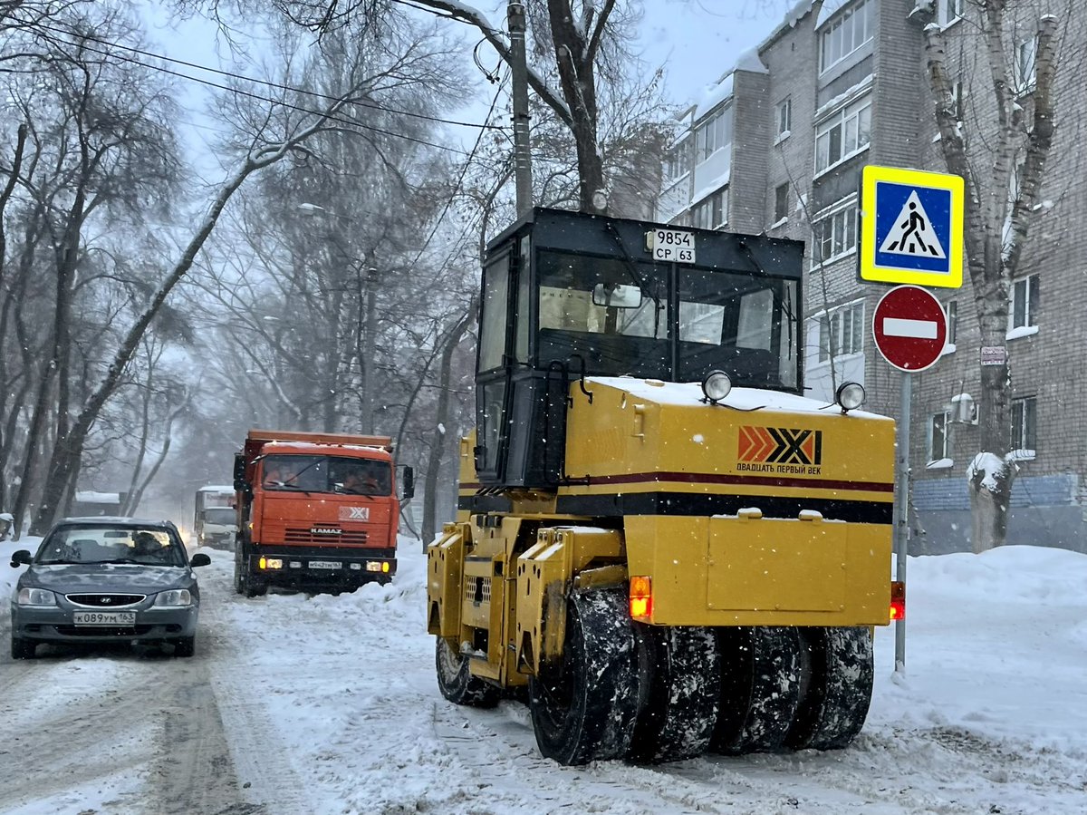 dims_son's tweet photo. Новые, инновационные технологии пришли в город-курорт!  Теперь снег в #самара будут укатывать, а не убирать! #автосамара https://t.co/hqYatpCucW