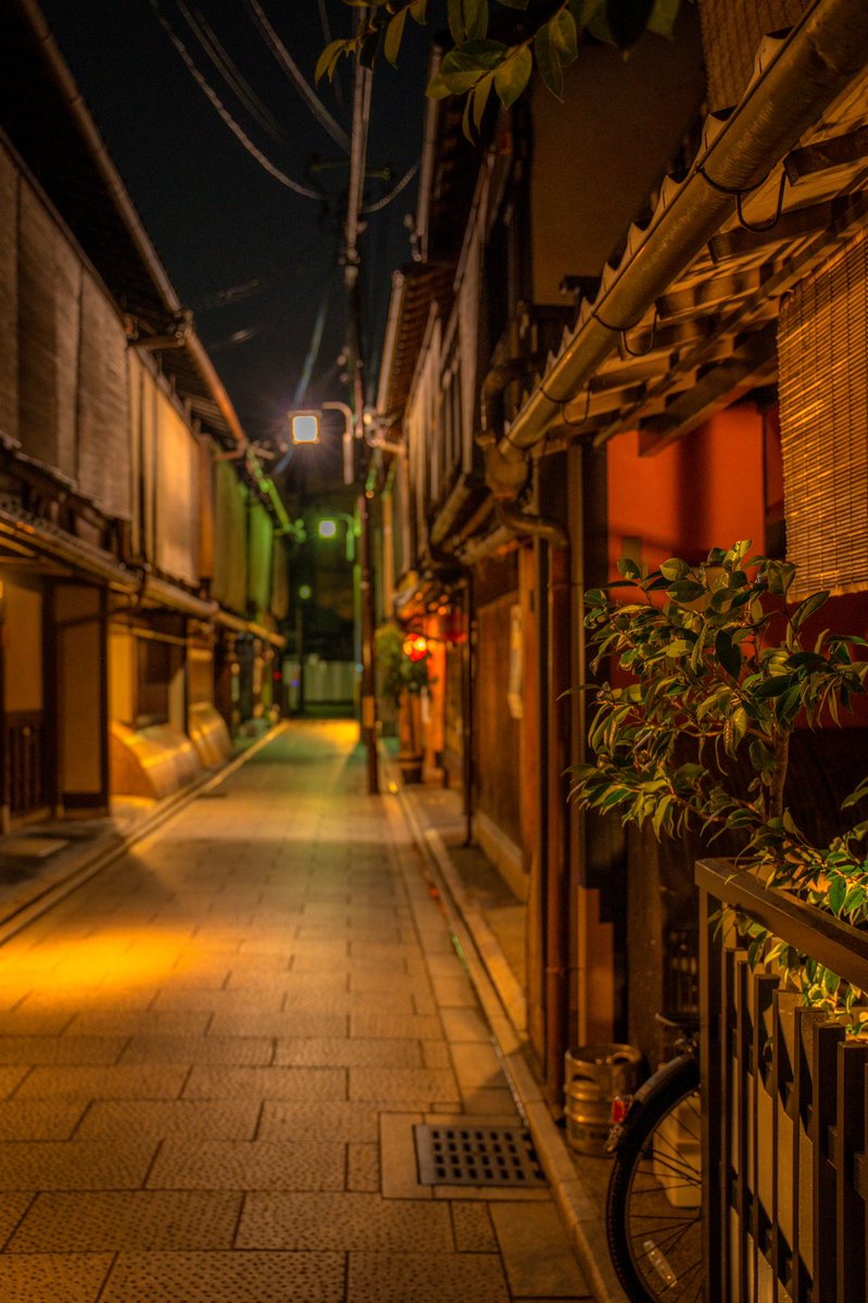AguideMonsieur's tweet photo. Une rue de Kyoto https://t.co/dpxGD0Dq6S