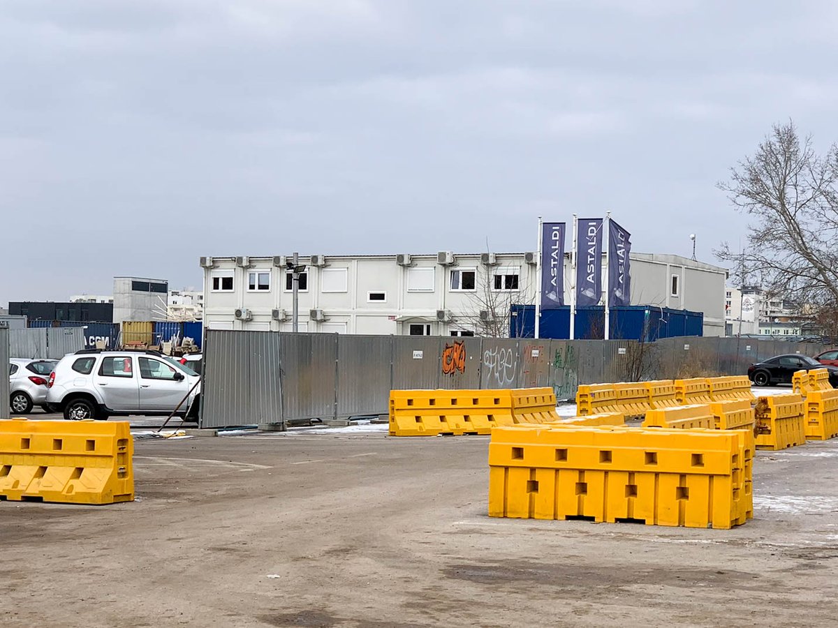 MiastoUrsynow's tweet image. #Astaldi już dawno zakończyło prace nad budową tunelu. Jednak zaplecze firmy cały czas zajmuje ogromną działkę przy #Pileckiego. Wyprowadzka jeszcze trochę potrwa - mówią przedstawiciele spółki ("myślę, że wyprowadzimy się jeszcze w tym roku")... haloursynow.pl/artykuly/tunel…