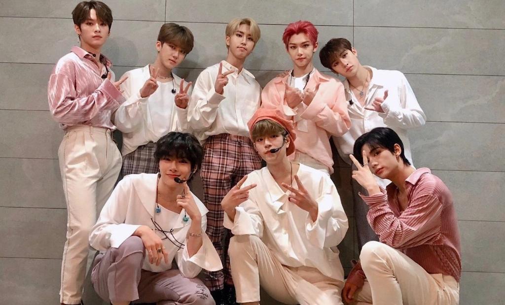 фотография чек с песнями stray kids. перевод песни stray kids ла ла ла. La la la naughty boy обложка.