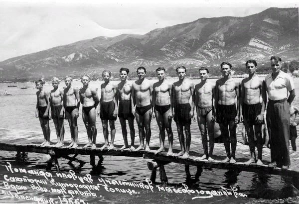 Команда пловцов — участников массового заплыва санатория 'Солнце', Краснодарский край, Геленджик, 1956 г.