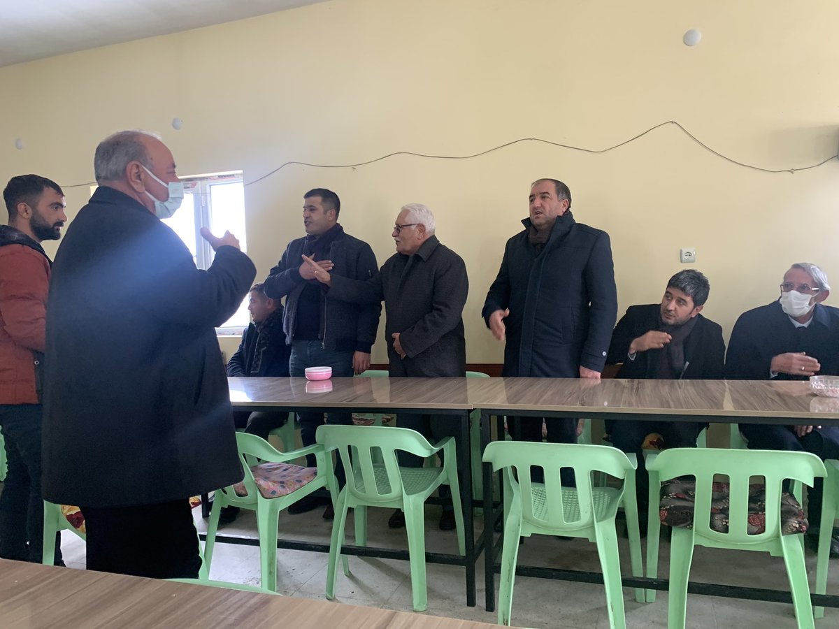 vanaktusba's tweet photo. 📍Güveçli 

İlçe Başkanımız @MnuriBasdinc beraberinde Yönetim Kurulu Üyelerimiz ile birlikte Güveçli mahallesinde BELİ ailesinin taziyelerine katılarak  başsağlığı dileklerinde bulundular.

@K_Turkmenoglu_V @AK_PartiVan @sinbasak @erkankandemir @agral_abdullah @Akparti https://t.co/rpZR3AVmzH