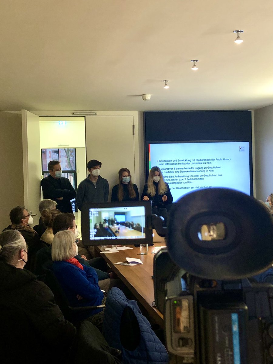 PH_cgn's tweet photo. Studierende unserer Kölner #PublicHistory &amp; @JensAlvermann stellen die App #OrteDerDemokratie vor. Gemeinsam mit @cgpublichistory und einer Reihe von Projektpartner:innen konnten spannende Texte zu historischen Orten &amp; Personen im und aus dem Kölner Stadtgebiet erarbeitet werden. https://t.co/c0XnbiNE1j