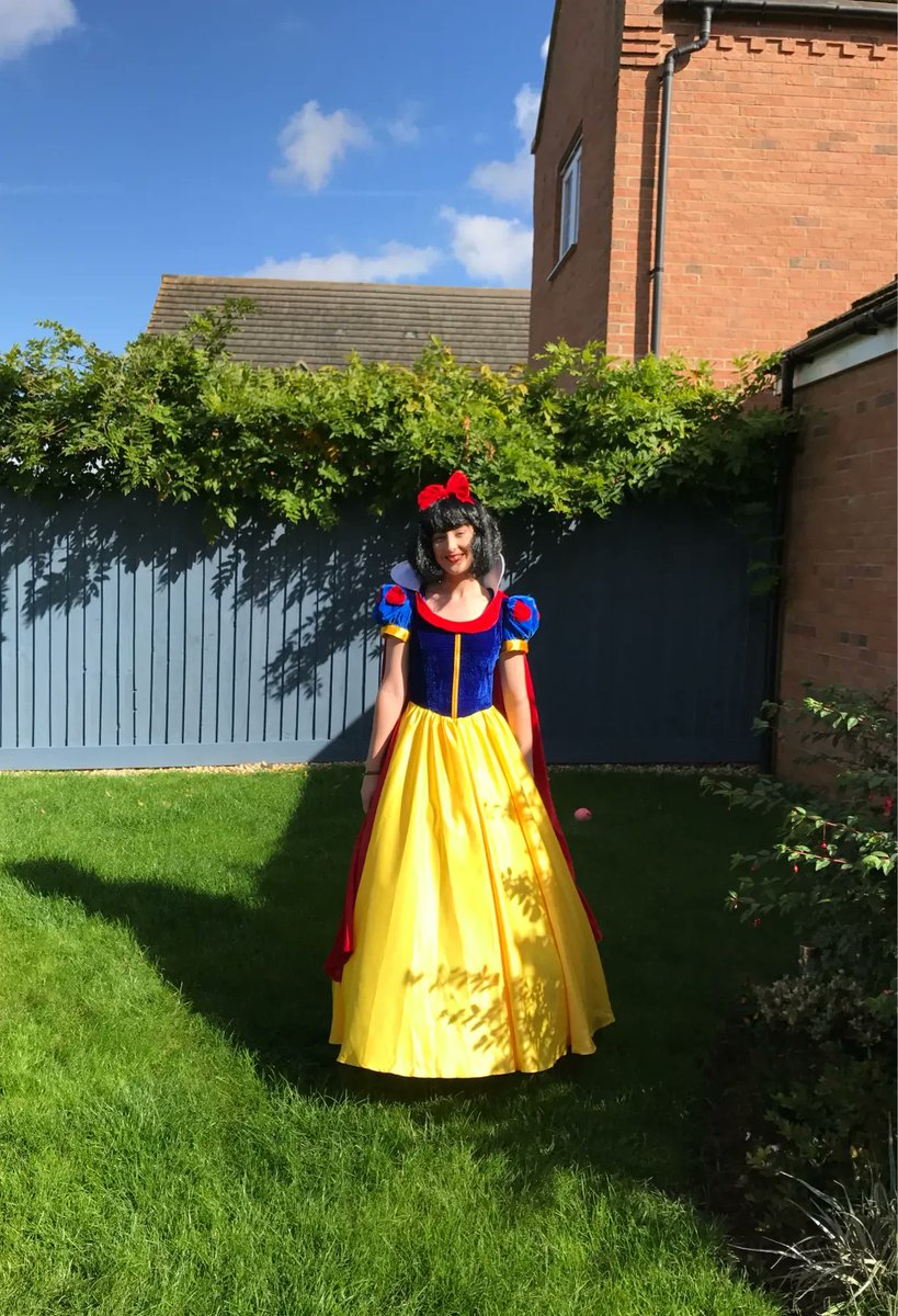 beahappyparties's tweet photo. Our Snow White dress really does make you feel like a princess👸🏻 Princess party package… Dancing, singing, glitter tattoos, traditional and themed party games💃🏻🎤✨🍭 1 hour for just £100 including prizes and a birthday gift💝🎉 #princess #party #entertainer #northampton https://t.co/GZZP7BlSzE