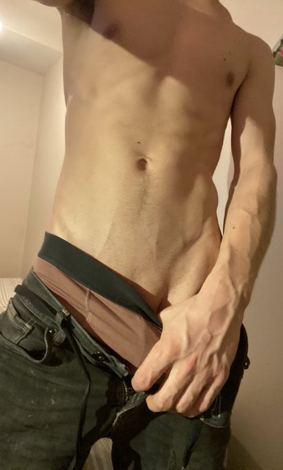 Feeling a little frisky this morning before work. Curious what I got up to? 😉😏 https://t.co/v3dw8HjP