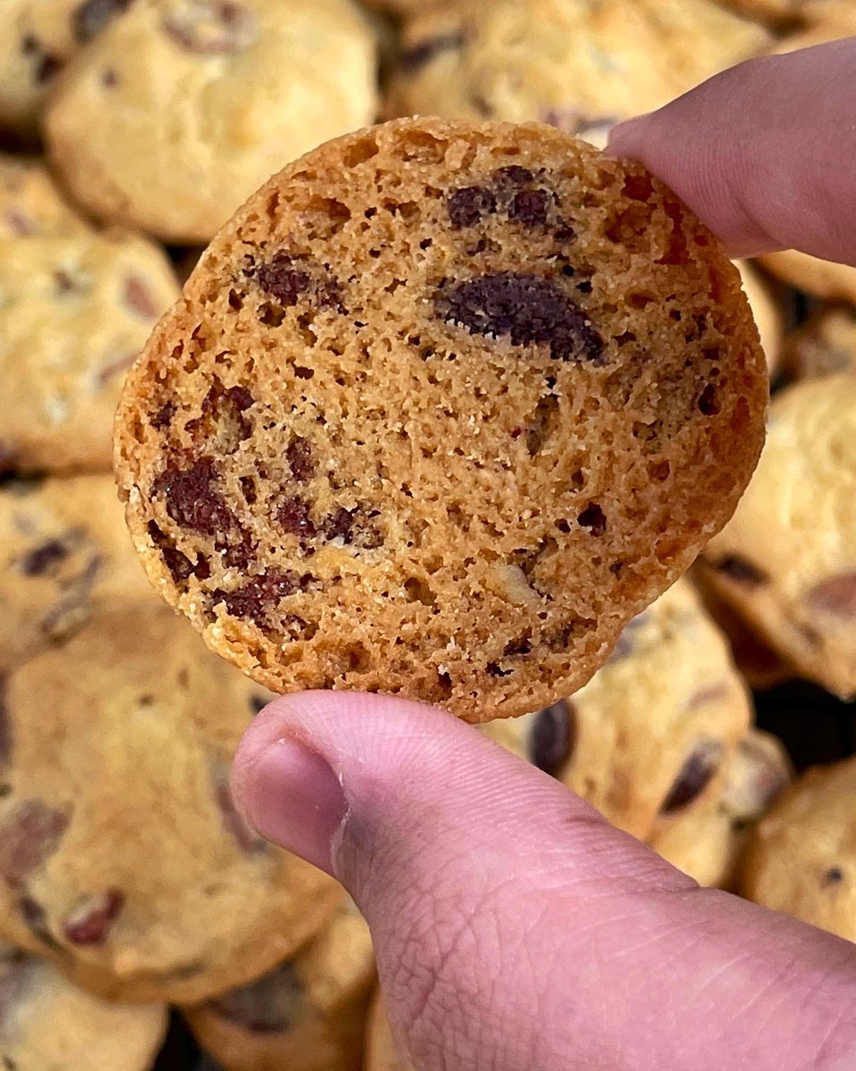 Danish_Harraz's tweet photo. Siapa nak?🤗

Another resepi raya percuma yang Danish baru siap R&amp;D untuk semua cuba nanti. Crunchy Chocolate Chip Cookies ala F*amos A*mos🥳 https://t.co/ImbO3kV3dX