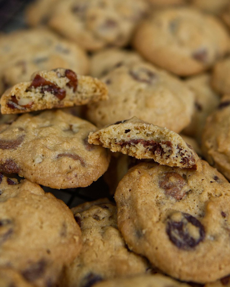 Danish_Harraz's tweet photo. Siapa nak?🤗

Another resepi raya percuma yang Danish baru siap R&amp;D untuk semua cuba nanti. Crunchy Chocolate Chip Cookies ala F*amos A*mos🥳 https://t.co/ImbO3kV3dX