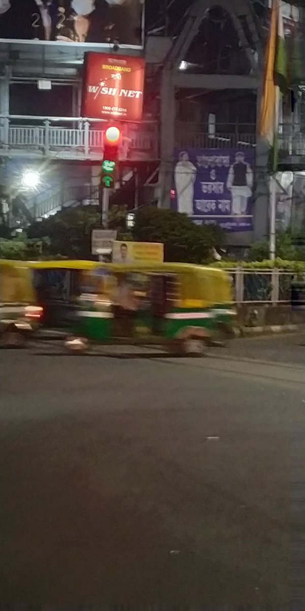 gupta_rahull's tweet photo. Dear Sir please fix the signal light at ultadanga more kolkata it's too confusing. @KPTrafficDept https://t.co/ZVnoIZt6at