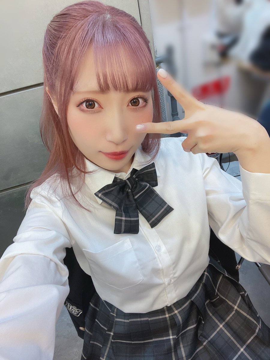 reah1122's tweet photo. #シュートOUT！初日！
無事に舞台の幕が上がりました✨

めちゃめちゃ緊張しましたが、
明日も全力で楽しみますっ���✨

制服可愛いでしょ〜！ https://t.co/n7WlSW8S9D