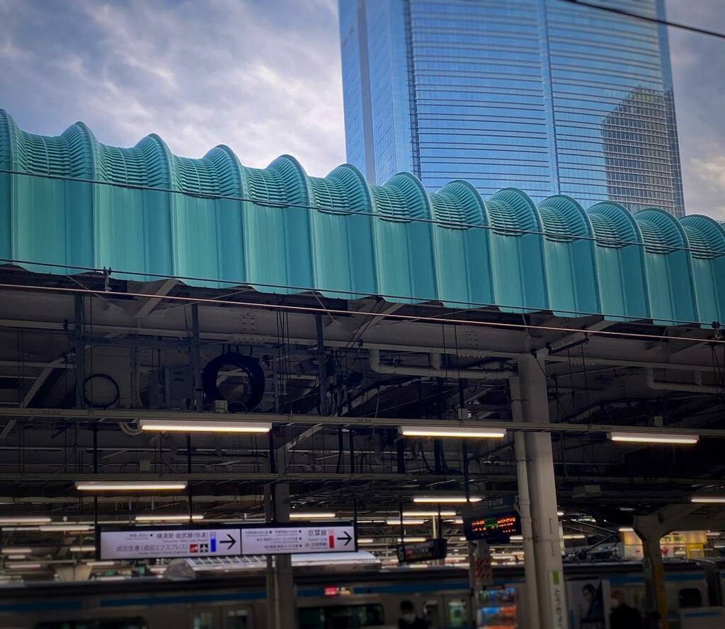 k_hayashida's tweet photo. 東京駅のホームの屋根って、こんな凝った造形が施されてるんだ。ほー。乗り換えの時に、いつもの様に何となく空眺めてたら、眼が呼ばれたのでキャプチャしておいた。#texture #shapesandpatterns #form https://t.co/a6mYZANQQm https://t.co/lWorWreVYN