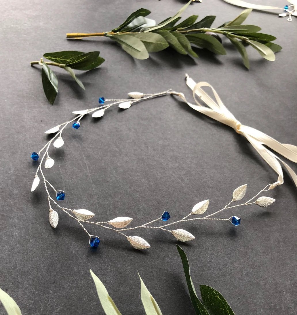 ToB_Athens's tweet photo. Activity II: Silver olive accessories 🫒

เชิญสร้างสรรค์ผลงาน ณ ซุ้มสอนถักเครื่องประดับรูปทรงใบมะกอกจากเครื่องเงินและพลอยชนิดต่างๆ ท่านจะทำรัดเกล้า สร้อย แหวน ปิ่น หรือกำไลคู่รักที่มีชิ้นเดียวบนโลกก็ย่อมได้!

หรือถ้ายากไป ก็มีเครื่องประดับเงินแบบทำสำเร็จราคาย่อมเยาให้เลือกซื้อ https://t.co/tl1kxK67lB