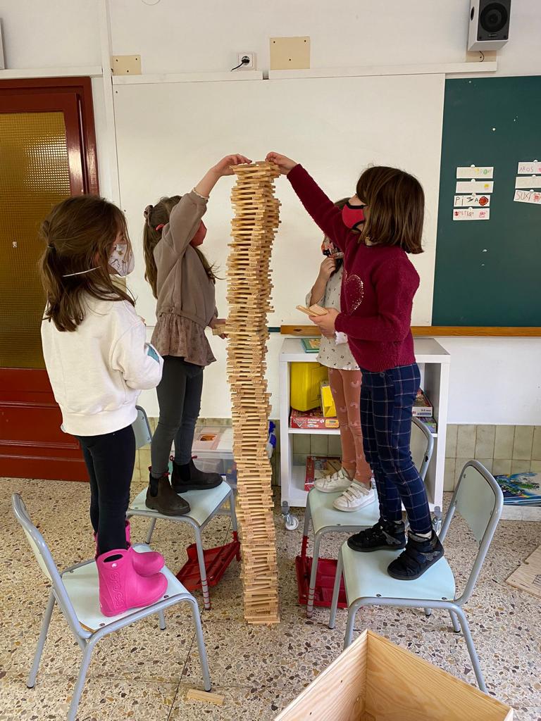 vedrunacent's tweet photo. A 1r gaudim de jocs de taula i alguns regals de Reis on podem repassar tot el que estem aprenent fins ara. L’equilibri, la lògica, la númeració… ho treballem en grup i així compartim coneixements #1PRIMSSCC https://t.co/jEd2iVwfyk
