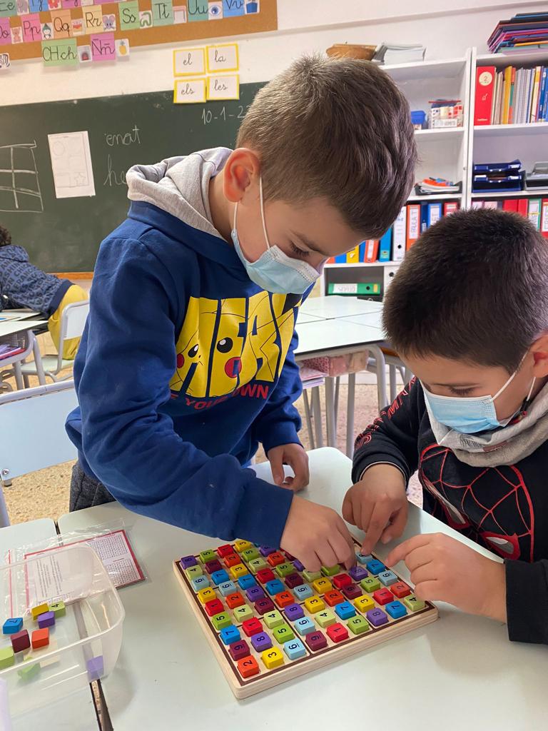 vedrunacent's tweet photo. A 1r gaudim de jocs de taula i alguns regals de Reis on podem repassar tot el que estem aprenent fins ara. L’equilibri, la lògica, la númeració… ho treballem en grup i així compartim coneixements #1PRIMSSCC https://t.co/jEd2iVwfyk