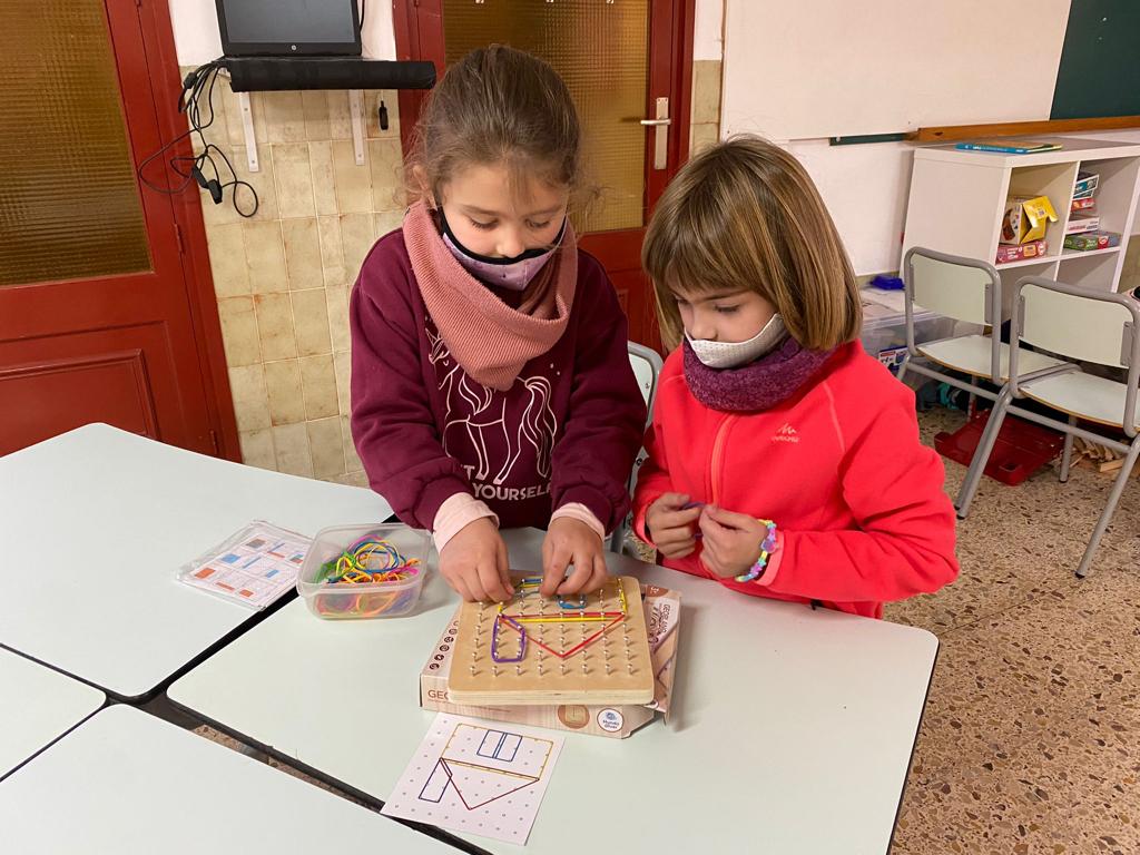 vedrunacent's tweet photo. A 1r gaudim de jocs de taula i alguns regals de Reis on podem repassar tot el que estem aprenent fins ara. L’equilibri, la lògica, la númeració… ho treballem en grup i així compartim coneixements #1PRIMSSCC https://t.co/jEd2iVwfyk