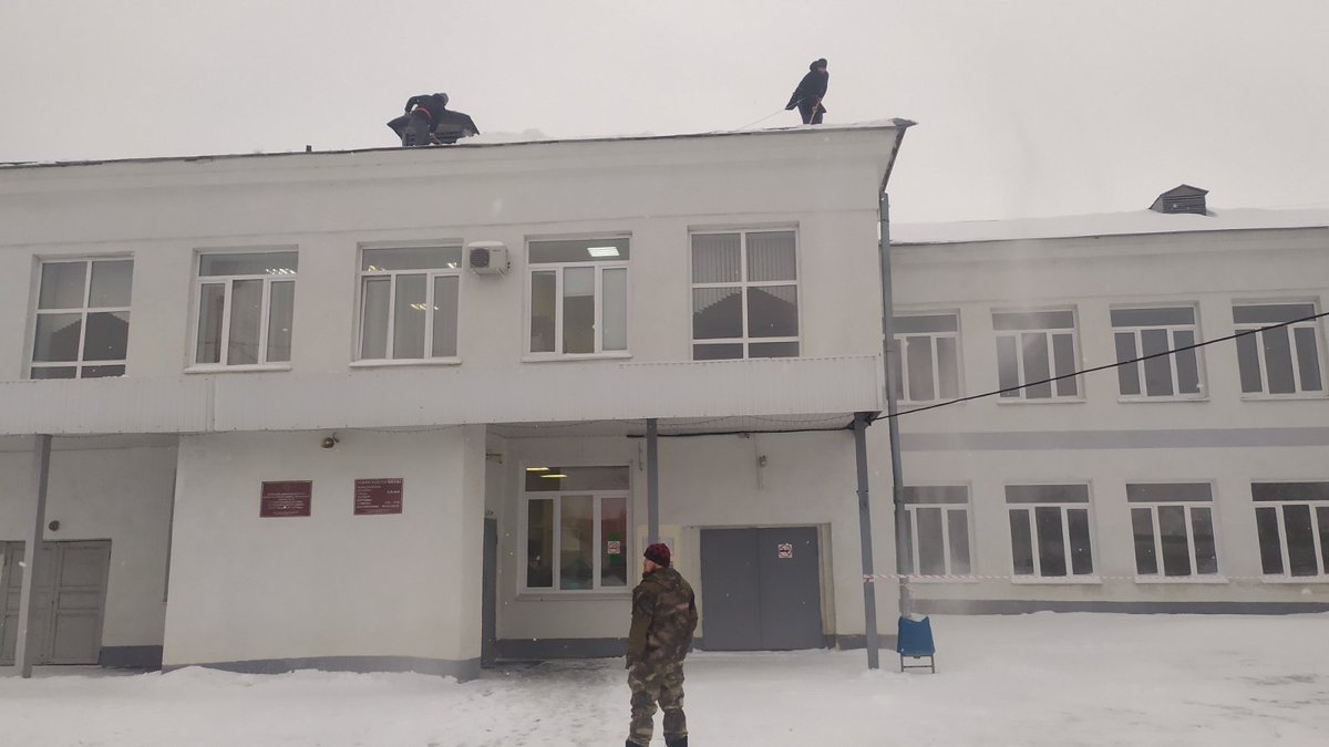 Scholl177's tweet photo. Ох, и снежная зима!!!
Очищаем кровлю здания школы от снега. 
@depsamobr63
@kuibadm 
@samara_in https://t.co/IvmtesVBT6
