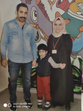 7,5 yaşındaki Yusuf otizmli ve epilepsi hastası. Yoğun ilgiye ve bakıma ihtiyacı var... Babası Özer Çetin 29 aydır tutuklu. Babası tutuklandıktan sonra Yusuf'un engel oranı %96'ya çıktı.

Yarın mahkemesi var... Tahliye verseniz, Yusuf da mutlu olsa olmaz mı?

#BizdenNelerAldınız
