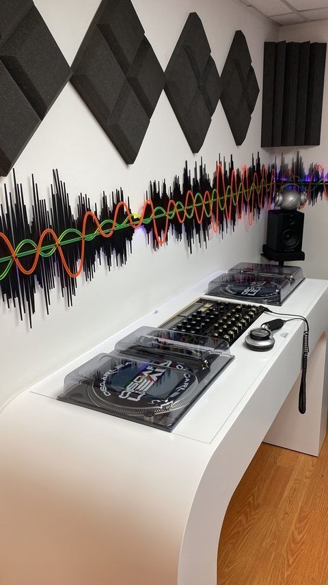 Super-clean and cool set up from <a href="/djoscarleal/">Dj Oscar Leal</a>.

(We want to see more!)

#decksaver #dj #djs #dustfreelife #djsetup #rotarymixer #technics #technicssl1200 #sl1200 #turntablism #lollipopheadphone