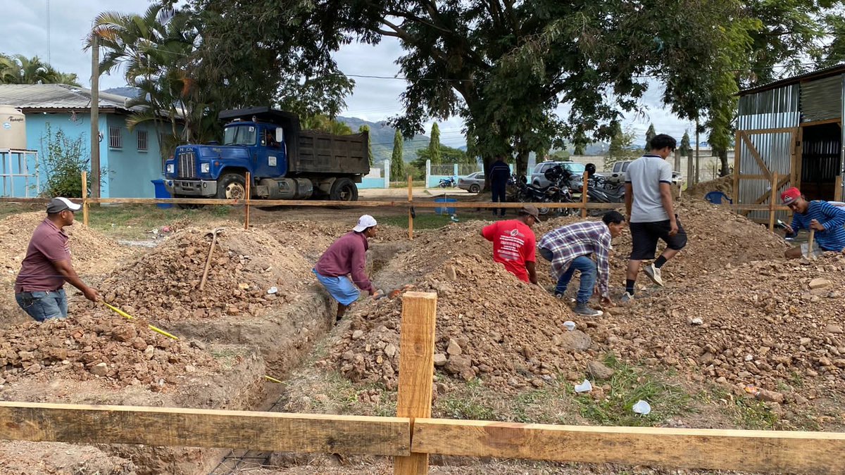 cruzrojahon's tweet photo. El Proyecto SER es ejecutado por el consorcio; #AyudaEnAcción, #CruzRojaHondureña, #Funach y #Rikolto, está apoyando la construcción de la nueva Casa Hogar Materno que pertenece al Hospital Manuel de Jesús Subirana en Yoro con el financiamiento de la @UEenHonduras. https://t.co/CdhOFYsBt1