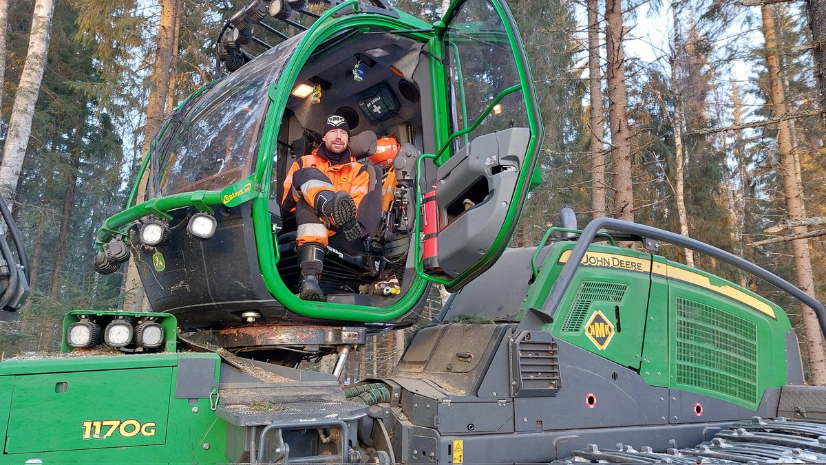 LauriSikanen's tweet photo. Jatkuvapeitteisen metsänkasvatuksen (CCF) pienaukkoa ja poimintaa on nyt tullut melkein 7ha alalle. Hienosti jätetty lahopuut ehjiksi ja varjeltu jäävät puut. Kohmansalon Metsäkuljetus ja @storaenso hoitivat homman huippuhyvin. @LukeFinland ja metsänomistaja kiittävät. https://t.co/VK3VK5boA0