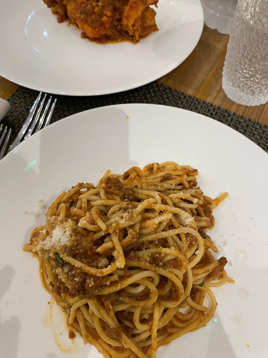 ExtraLegroom's tweet photo. OMG! Delicious @LeMeridian Dubai , credit Akhbar!! Delicious, And even included the extra cinnamon which I requested. https://t.co/Rwhuvmyztx