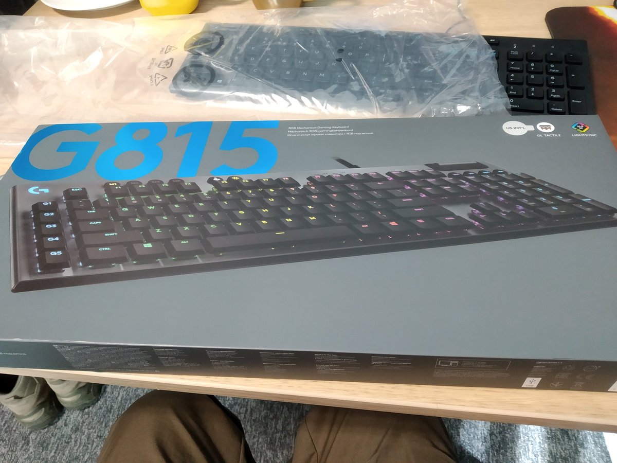 Frostito7's tweet photo. Takie cudeńko dziś do mnie przyszło ♥️
Mój pierwszy mechanik ever. Głównie przez to, że nie toleruję wysokich klawiszy i niemal całe życie używałem niskiego profilu co siłą rzeczy skutkowało używaniem klawiatur membranowych.
Przy okazji przeszedłem z #teamRoccat do #teamLogitech. https://t.co/lg0aZ9uMpJ
