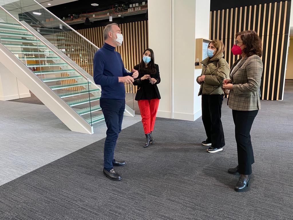 incode2030's tweet image. Fomos assistir a uma aula de Pensamento Computacional ministrada pela @MathGurl73 Inês Guimarães da @EnsicoPt , na Escola Francisco Torrinha no Porto. 
E à tarde visitámos a @natixis para conhecer a visão/estratégia da empresa para a diversidade e inclusão.