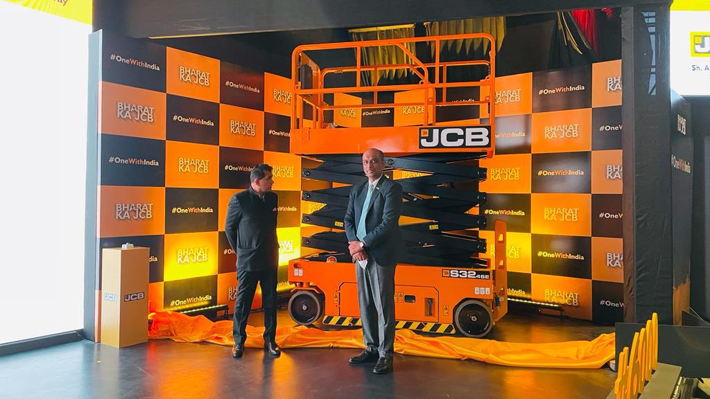 amitabhk87's tweet photo. JCB is a unique success story of Make in India for the World. It operates 5 manufacturing plants in India &amp; does all its designs here.Products made in India are exported to 110 countries around the world. Delighted to visit its Faridabad plant &amp; interact with the dynamic team. https://t.co/PfewnB1HQo