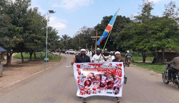 ShabaniLoswire's tweet photo. #BENIRDC
Irriter par l'inactivité de l'état de siège,le collectif des mouvements citoyens en ville de #BENI sera ponctuellement dans la rue dès ce lundi pour imposer la levée de l'État de siège et la fin des massacres.
Boutiques,magasins,...fermés jusqu'à nouvel ordre. #PEACE. https://t.co/VhEdxchLge