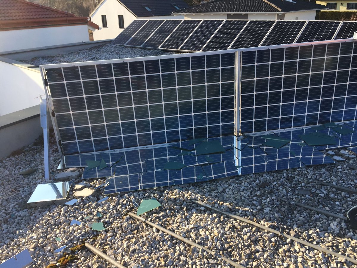peakaustria's tweet photo. Was positiv ist: Die VMBPV hat den Windspitzen von 120 km/h stand gehalten die vertikale Montage funktioniert. Spiegel sind schon wieder weg. Wer will bei solchen Solar Radiation Management mit machen? Ein bisserl ein Forschungsgeld ist noch über. #SRM #CDR #startup #founder https://t.co/6m33j4NM85