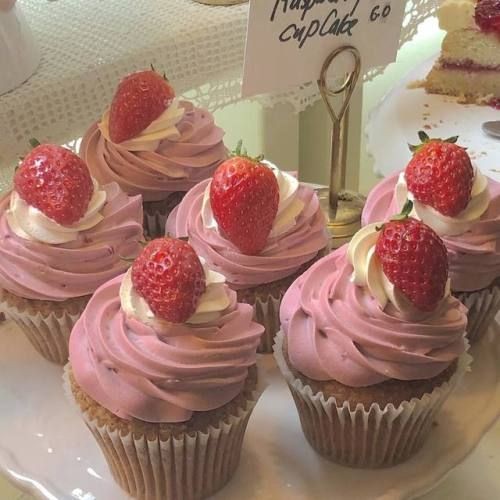 ar_atelie's tweet photo. ⠀ ⠀· Pedido: Cupcake, macarrons, com pina colada e Amigurumi de gatinho branco. 

⠀⠀⠀ ⠀◟ꕤ · De: Who knows
⠀⠀⠀ ⠀◟ꕤ · Para: @fayspells

⠀⠀⠀ ⠀◟ꕤ · Mensagem: "Você é importante." https://t.co/e1iSjuQEnT