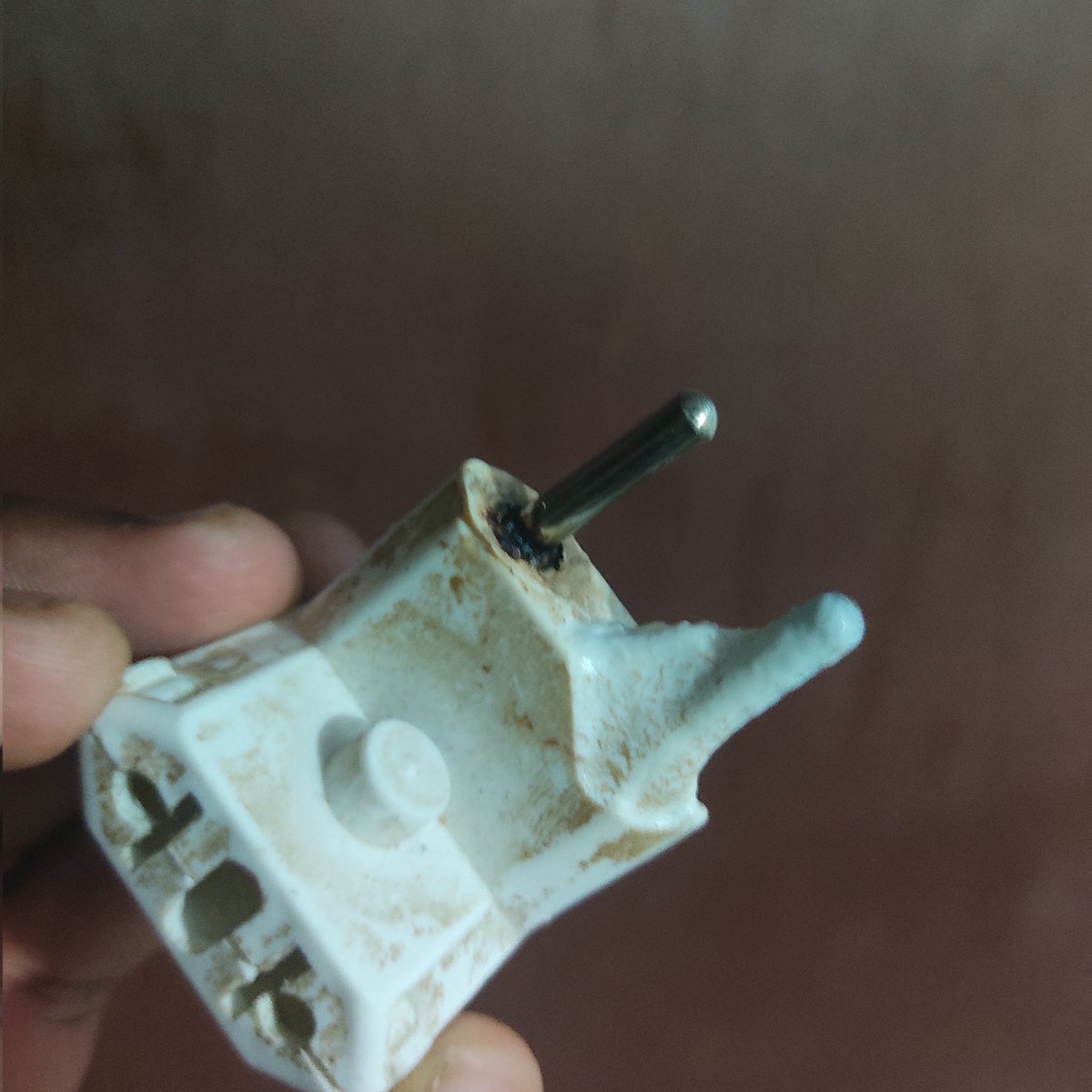 elMor3no_'s tweet photo. Só deixando aqui pra lembrar que esses adaptadores são o caminho mais curto pra criar um incêndio...
Nunca ligue um electrodomésticos de 20A... Não soporta...
#20Amp https://t.co/rJ2UYdM2RX