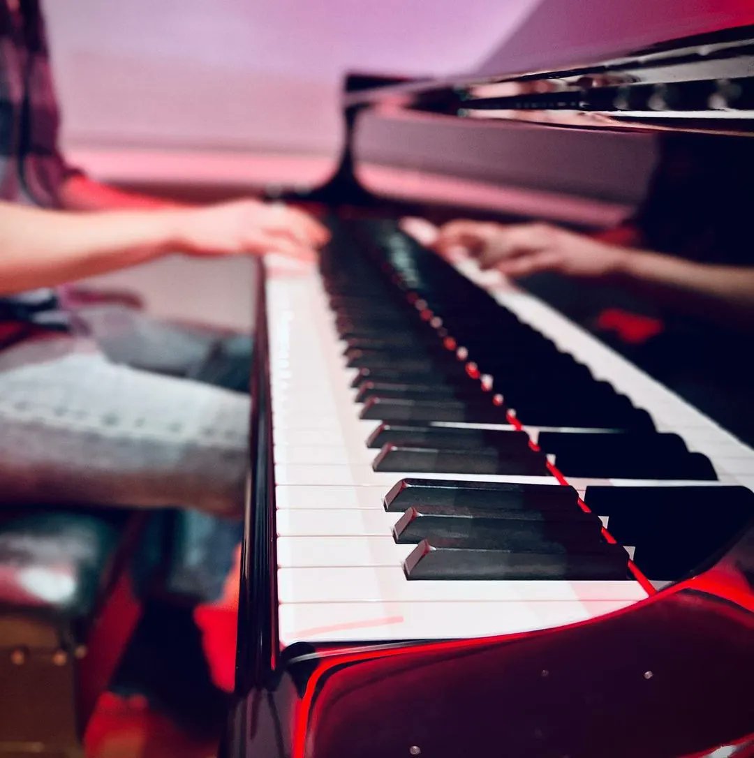 Steinway & Sons UK (@steinwayhalluk) on Twitter photo Tinkling the ivory’s is always a good way to polish off an afternoon… Especially when it’s @isaacn00 on a Steinway. Check out some more piano pics on his band page here: bit.ly/3rsk2G6
📸 <a href="/matttaylor___/">Matt Taylor</a>
@steinwayandsons @steinwayhalluk
<a href="/bbcintroducing/">BBC Music Introducing</a> BBC Radio 4 Tinkling the ivory’s is always a good way to polish off an afternoon… Especially when it’s @isaacn00 on a Steinway. Check out some more piano pics on his band page here: bit.ly/3rsk2G6
📸 <a href="/matttaylor___/">Matt Taylor</a>
@steinwayandsons @steinwayhalluk
<a href="/bbcintroducing/">BBC Music Introducing</a> BBC Radio 4