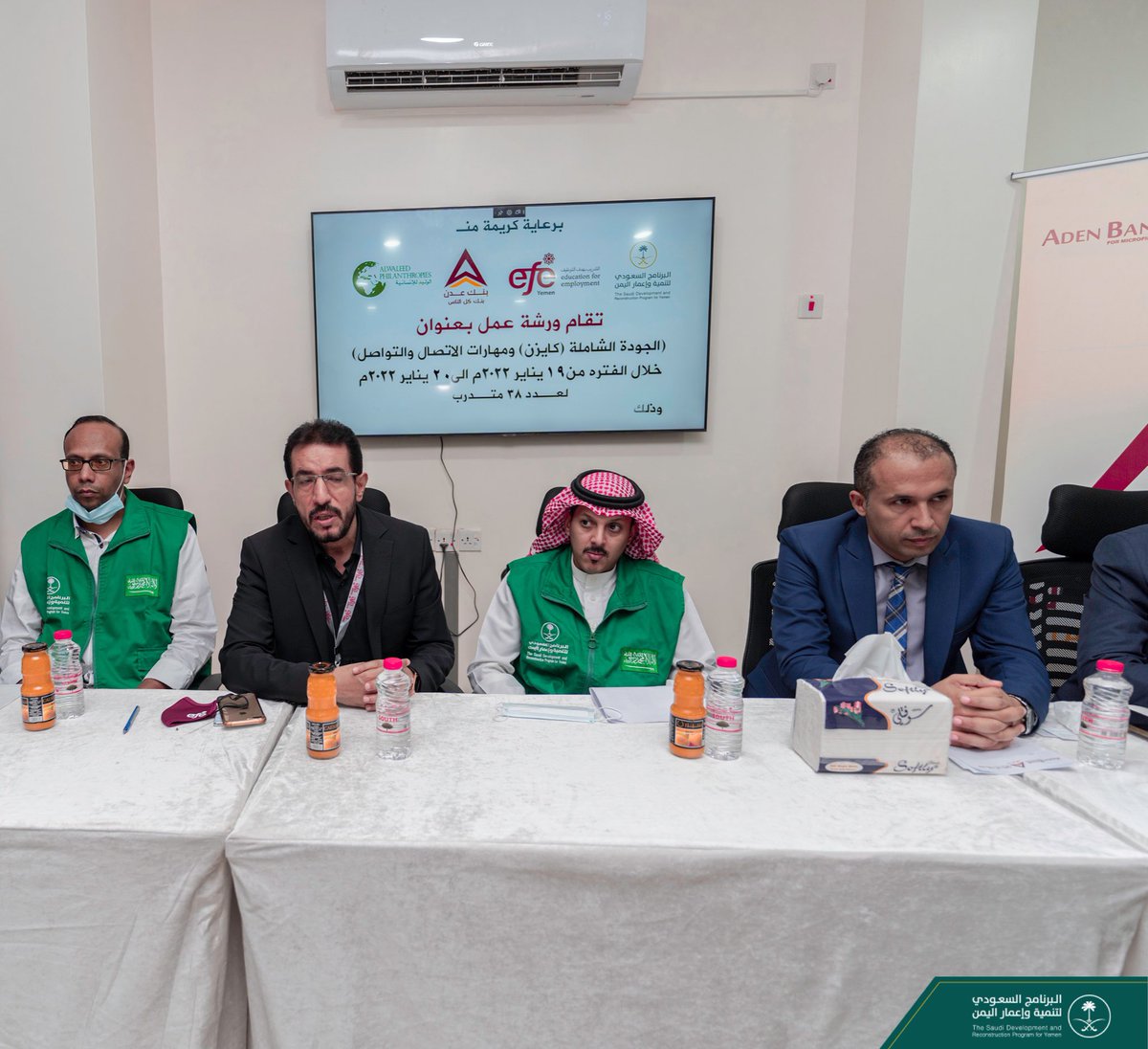 SaudiDRPY's tweet photo. يواصل #مشروع_المستقبل للشباب اليمني في #عدن أنشطته وبرامجه التدريبية لتأهيل 38 شاب وشابة من اجمالي 100 لإعدادهم لسوق العمل؛ وذلك من أجل تمكينهم اقتصادياً، بالشراكة بين #البرنامج_السعودي_لتنمية_وإعمار_اليمن ومؤسسة التعليم من أجل التوظيف ومؤسسة #الوليد_للإنسانية. https://t.co/sdEdS60sNy