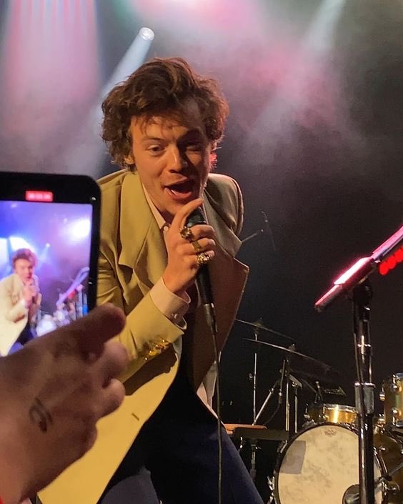 hourlyharrys's tweet photo. 🕯you will see harry styles live🕯 https://t.co/hNeBAsTJPD