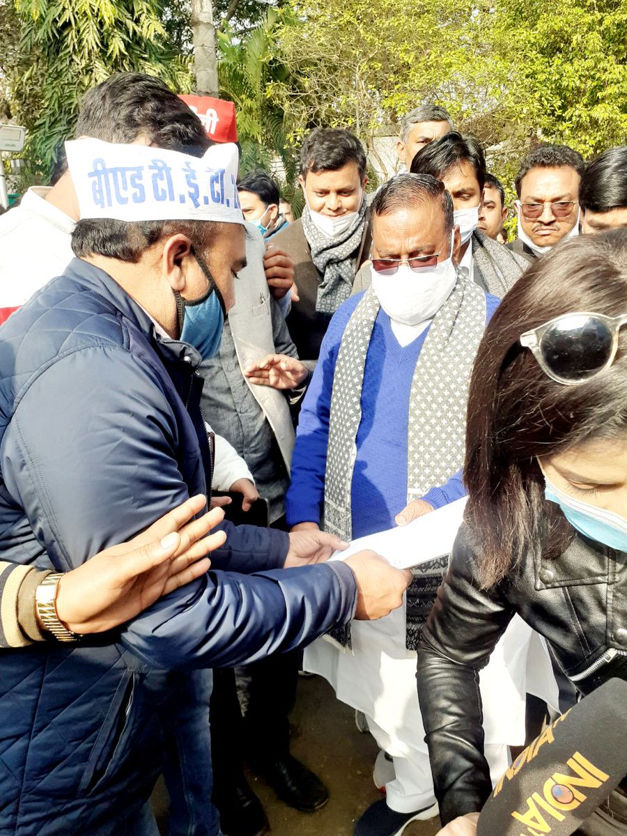 #BEdTET2011_UP_मे_अखिलेश
<a href="/yadavakhilesh/">Akhilesh Yadav</a>
<a href="/MediaCellSP/">Samajwadi Party Media Cell</a>
<a href="/dimpleyadav/">Dimple Yadav</a>
@samajwadipradip
<a href="/BhadauriyaAnand/">Anand Bhadauria</a>
<a href="/juhiesingh/">Juhie Singh</a>
 <a href="/jayantrld/">Jayant Singh</a>
<a href="/oprajbhar/">Om Prakash Rajbhar</a>

10 मार्च को इंक़लाब होगाI
उत्तर प्रदेश में बदलाव होगाli

कह रहा यूपी की जनता का जोश
भाजपा के ख़िलाफ़ एक-एक वोट